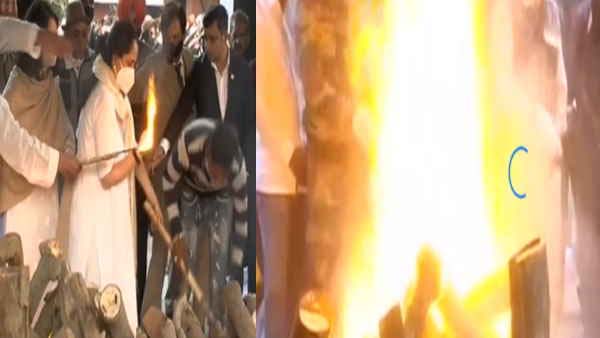 अंतिम सफर तक हमसफर: CDS बिपिन रावत-पत्‍नी मधुलिका का एक ही चिता पर हुआ अंतिम संस्‍कार, बेटियों ने दी मुखाग्नि