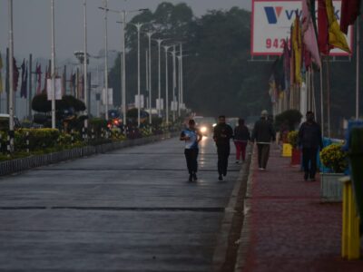 धुंध की आगोश में भोपाल, सर्द हवाओं के साथ रिमझिम बौछार