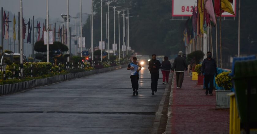 धुंध की आगोश में भोपाल, सर्द हवाओं के साथ रिमझिम बौछार