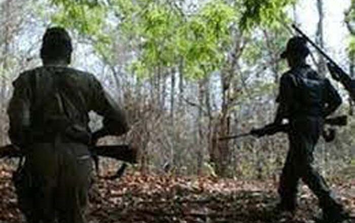 औरंगाबाद: नक्‍सल क्षेत्र में मिले हथियार, कारतूस व डेटोनेटर, पहाड़ी रास्‍ता पार कर पहुंचे जवान