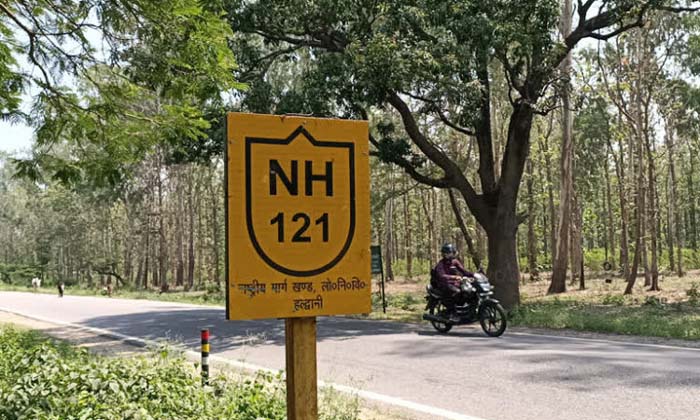 ग्रामीणों ने एनएच-121 किया जाम, कंपकंपाती ठंड में भी सुबह चार बजे से डटे धरने पर