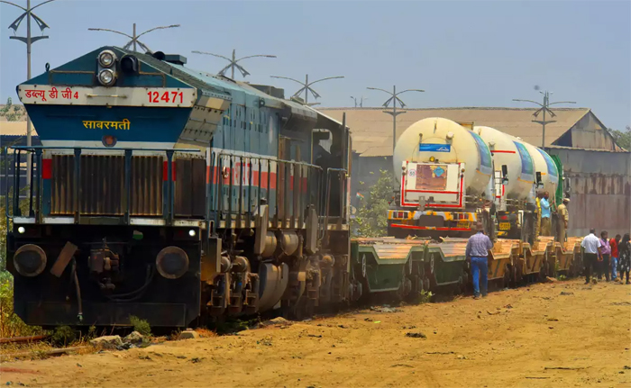 ओमिक्रॉन वायरस से फिर आएगा सांसों पर संकट? रेलवे ने शुरू की ऑक्सीजन एक्सप्रेस चलाने की तैयारी