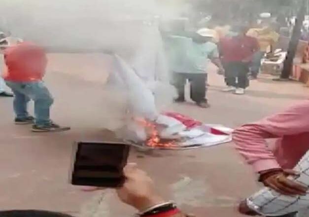 सूरत के रेस्ट्रॉन्ट में ‘पाकिस्तानी फूड फेस्टिवल’ से बवाल, बजरंग दल के कार्यकर्ताओं ने बैनर में लगाई आग