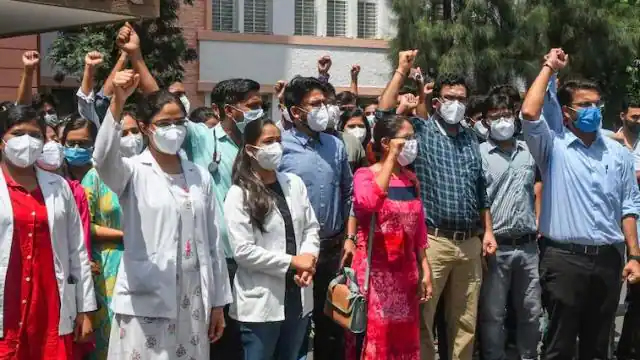 नीट-पीजी 2021 काउंसलिंग में देरी : सोमवार से इमरजेंसी सेवाएं भी बंद करेंगे रेजिडेंट डॉक्टर