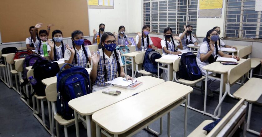 महाराष्ट्र: फिर बंद हो सकते हैं स्कूल, शिक्षा मंत्री बोलीं- ओमीक्रॉन के मामले बढ़े तो लेंगे फैसला