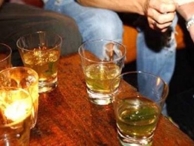 शपथ ग्रहण से पहले नवनिर्वाचित मुखिया शराब के साथ पकड़ाए