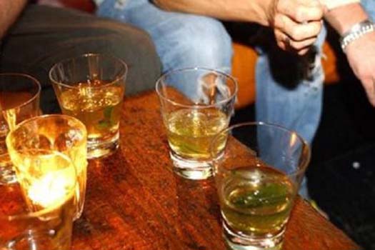 शपथ ग्रहण से पहले नवनिर्वाचित मुखिया शराब के साथ पकड़ाए