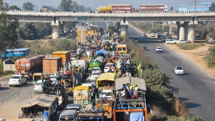 किसानों की घर वापसी से दिल्ली-सोनीपत-करनाल हाईवे पर ट्रैफिक धीमा