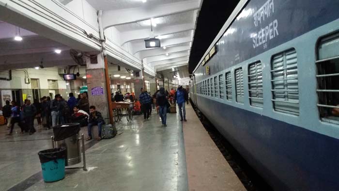 यात्रियों की सेहत से खिलवाड, ट्रेनों में फर्जी वेंडर IRCTC के ड्रेस में परोस रहे दूषित खाना