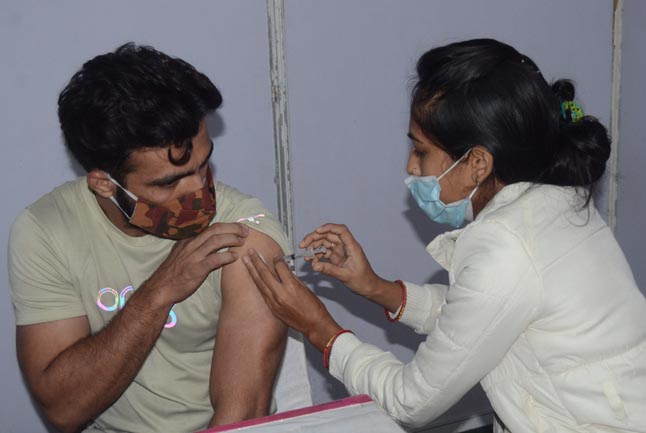 13 लाख 4 हजार 852 लोगों को द्वितीय डोज का वैक्सीन लगाकर 90.25 प्रतिशत की उपलब्धी हासिल