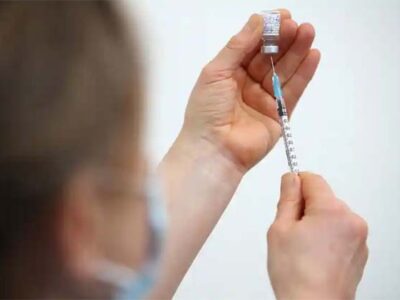 कोरोना वैक्सीन की नौंवी डोज लेने पहुंचा तो पकड़ा गया  युवक