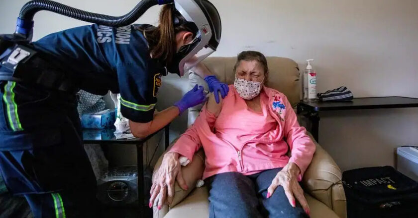 ओमिक्रॉन पर कम प्रभावी है टीका: वैक्सीन निर्माता