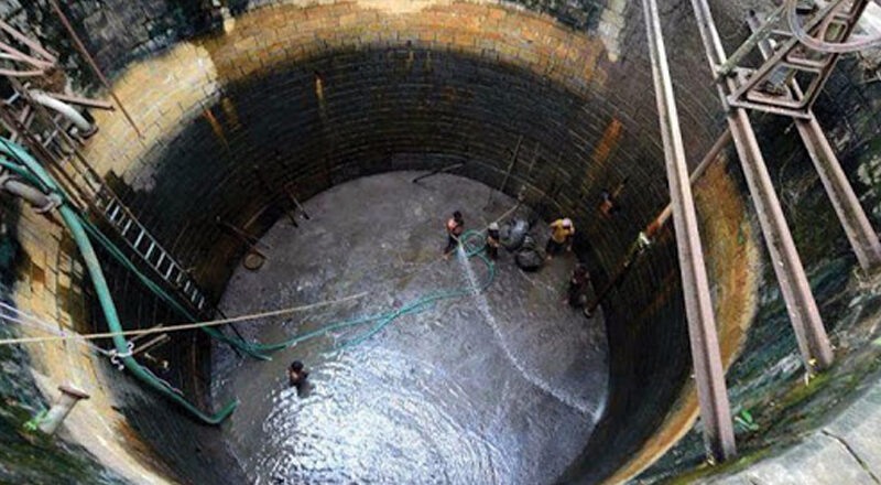 कुएं की सफाई के दौरान चार मज़दूरों की मौत