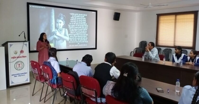 अंतर्राष्ट्रीय बालिका दिवस पर जिला स्वास्थ्य विभाग ने किया बालिकाओं को सम्मानित