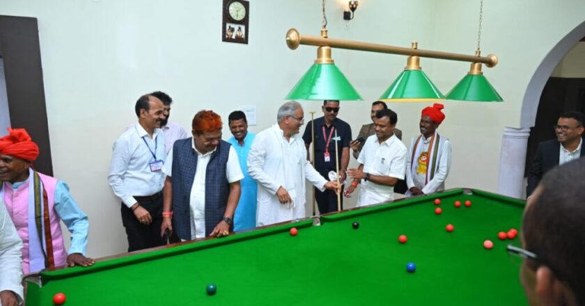 मुख्यमंत्री बघेल ने आमचो बस्तर क्लब का अवलोकन किया