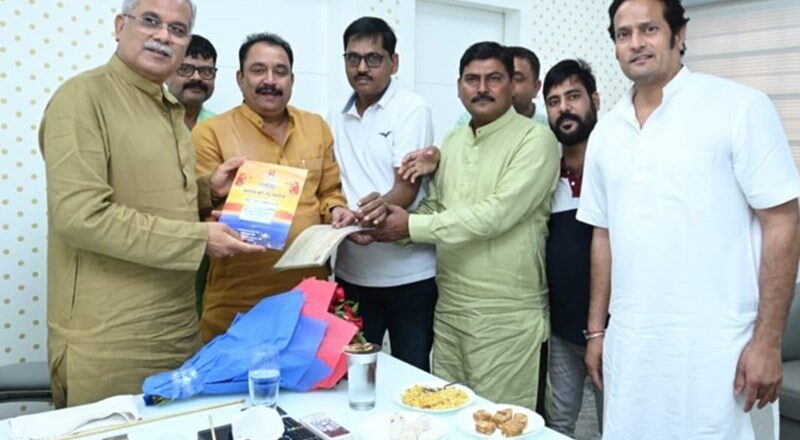 छठ पर्व का मुख्यमंत्री बघेल को दिया न्यौता