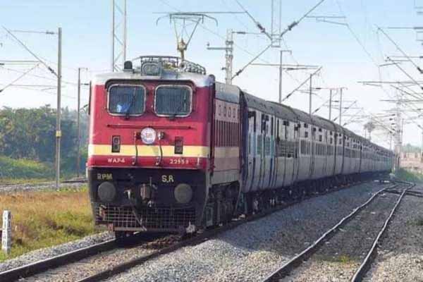 शालीमार-कुर्ला-शालीमर एक्सप्रेस का चाकुलिया स्टेशन में स्टॉपेज