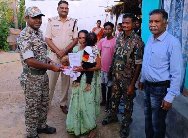 शहीदों के परिजनों तक पहुंचा मुख्यमंत्री का दिवाली का  शुभकामना पत्र और उपहार