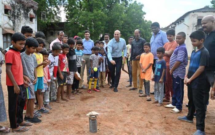 कलेक्टर ने सेंटपॉल स्कूल पहुंचकर बच्चों का किया उत्साहवर्धन