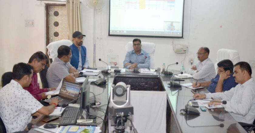 निर्धारित मीनू के अनुसार विद्यालयो में परोसा जाये बच्चो को मध्यान भोजनः कलेक्टर