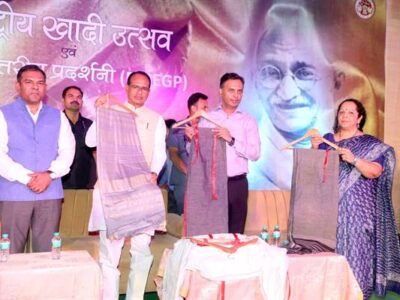 खादी को बढ़ावा देने भोपाल हाट पहुँचे मुख्यमंत्री चौहान