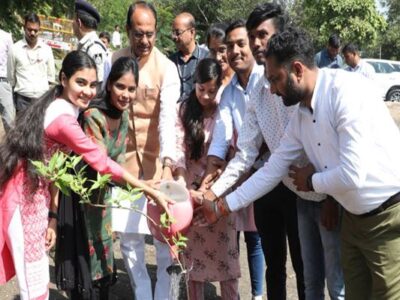 मुख्यमंत्री चौहान ने स्मार्ट सिटी उद्यान में पौध-रोपण किया