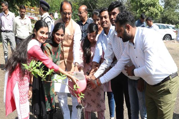 मुख्यमंत्री चौहान ने स्मार्ट सिटी उद्यान में पौध-रोपण किया
