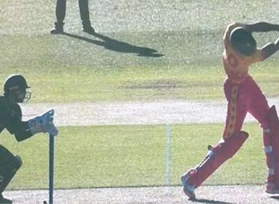 रोमांचक :अंपायर ने खिलाड़ियों को वापस मैदान में बुलाकर कराई आखिरी बॉल