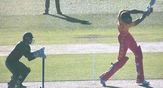 रोमांचक :अंपायर ने खिलाड़ियों को वापस मैदान में बुलाकर कराई आखिरी बॉल