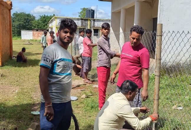 ग्राम खरगहना में  माँ  काली समिति के सदस्यों ने दुर्गा मंदिर मैं बाउंड्री वॉल किया