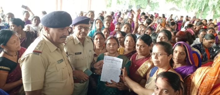 7 सूत्री मांगों को लेकर दिया ज्ञापनआशा कार्यकर्ता, उषा,आशा सहयोगिनी संघ ने भोपाल के नीलम पार्क में किया प्रदर्शन