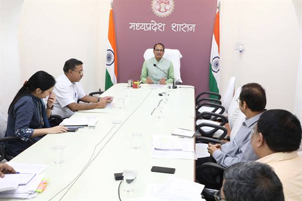 खाद की उपलब्धता के साथ भंडारण और वितरण भी व्यवस्थित हो – मुख्यमंत्री चौहान