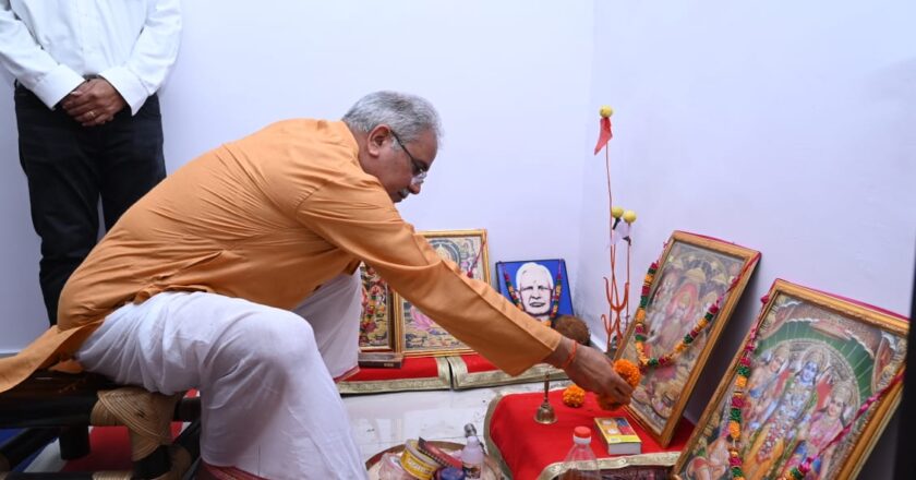 मुख्यमंत्री ने आज अपने पैतृक गांव कुरूदडीह में नयाखाई के मौके पर परिवारजनों सहित कुल देवता की पूजा अर्चना की