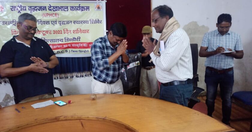 जिला चिकित्सालय में वृद्धजनों का सम्मान किया