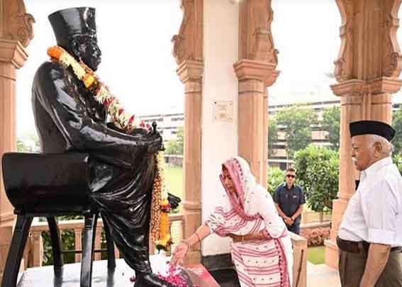 विजयदशमी :RSS की शस्त्र पूजा में पहली बार शामिल हुई महिला मुख्य अतिथि