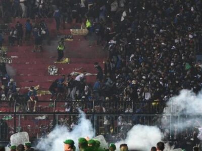 इंडोनेशिया फ़ुटबॉल मैच के दौरान भड़की हिंसा, 125 लोगों की मौत