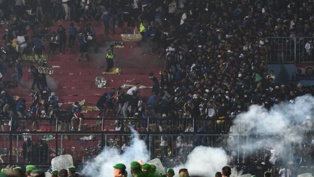 इंडोनेशिया फ़ुटबॉल मैच के दौरान भड़की हिंसा, 125 लोगों की मौत