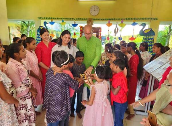 बालिका गृह की बच्चियों संग कलेक्टर ने बाँटी दीवाली की खुशियाँ