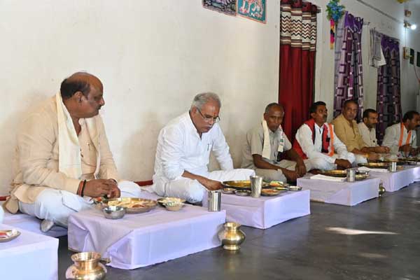 ग्राम छपोरा में वेदराम के घर मुख्यमंत्री ने किया भोजन