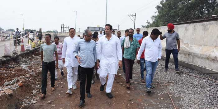 निमार्णाधीन ओवरब्रिज और ब्रिज के नीचे प्रस्तावित बाजार के निर्माण कार्यो का विधायक उपाध्याय ने किया निरीक्षण