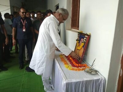 मुख्यमंत्री भूपेश बघेल पहुंचे ग्राम सांतरा, दाऊ ठाकुर राम चंद्राकर को अर्पित की श्रद्धांजलि