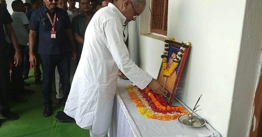 मुख्यमंत्री भूपेश बघेल पहुंचे ग्राम सांतरा, दाऊ ठाकुर राम चंद्राकर को अर्पित की श्रद्धांजलि