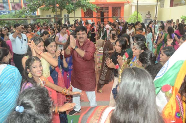 डागा कालेज में गरबा महोत्सव