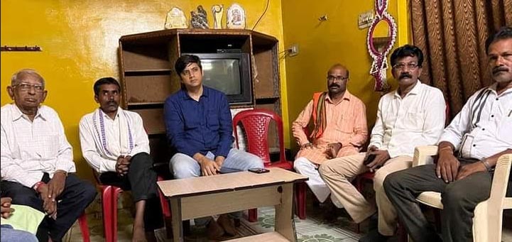 लकवा से पीड़ित खेमदास को देखने पहुंचे पूर्व सांसद अभिषेक