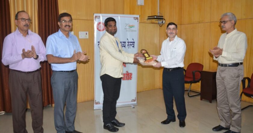 यात्रियों की समस्याओं/शिकायतों के त्वरित निराकरण करने वाले रेल कर्मी सम्मानित