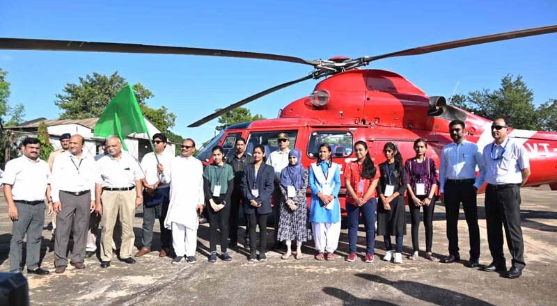 टॉपर छात्र-छात्राओं ने हेलीकॉप्टर जॉयराइड का लिया आनंद, कहा धन्यवाद मुख्यमंत्री जी