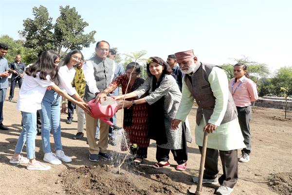 मुख्यमंत्री चौहान ने केसिया, गुलमोहर और आँवला के पौधे लगाए