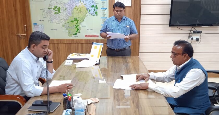 स्थानीय समाधान में सीएम हेल्पलाइन की लंबित शिकायतों पर कलेक्टर मिश्रा ने की सुनवाई