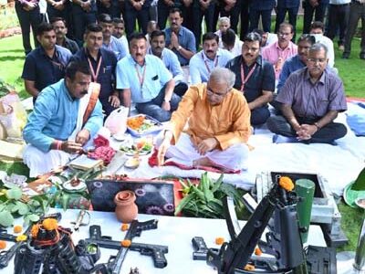 मुख्यमंत्री भूपेश बघेल ने विजयादशमी पर्व पर विधि-विधान एवँ मंत्रोच्चार के बीच की शस्त्र पूजा