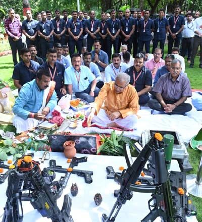 मुख्यमंत्री भूपेश बघेल ने विजयादशमी पर्व पर विधि-विधान एवँ मंत्रोच्चार के बीच की शस्त्र पूजा